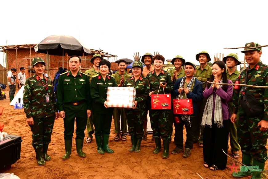 Lãnh đạo Điện ảnh Quân đội tặng quà đoàn làm phim Mưa Đỏ.