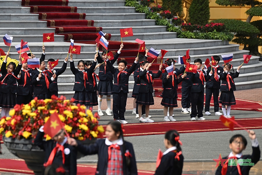 Thủ tướng Phạm Minh Chính chủ trì lễ đón và hội đàm với Thủ tướng Nga