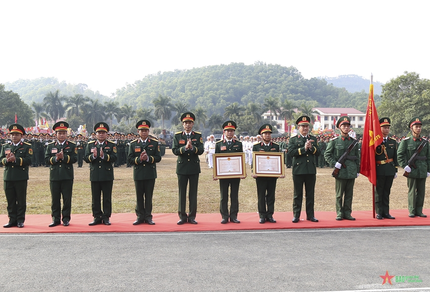 Lữ đoàn Công binh 575 (Quân khu 1) đón nhận Huân chương Bảo vệ Tổ quốc 