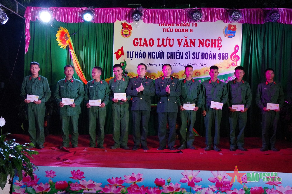 Đêm giao lưu nặng tình đồng đội