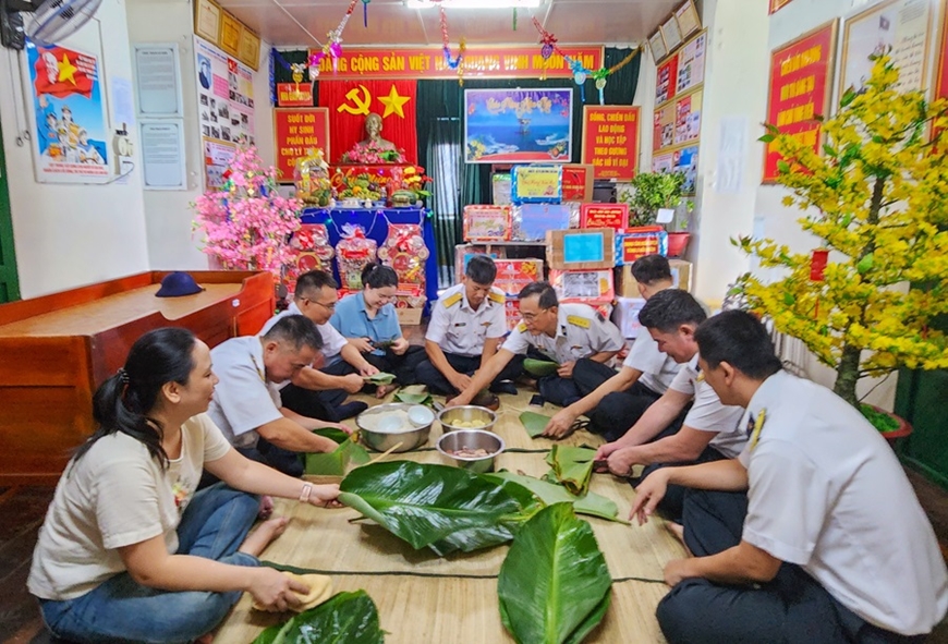 Tết sớm nhà giàn
