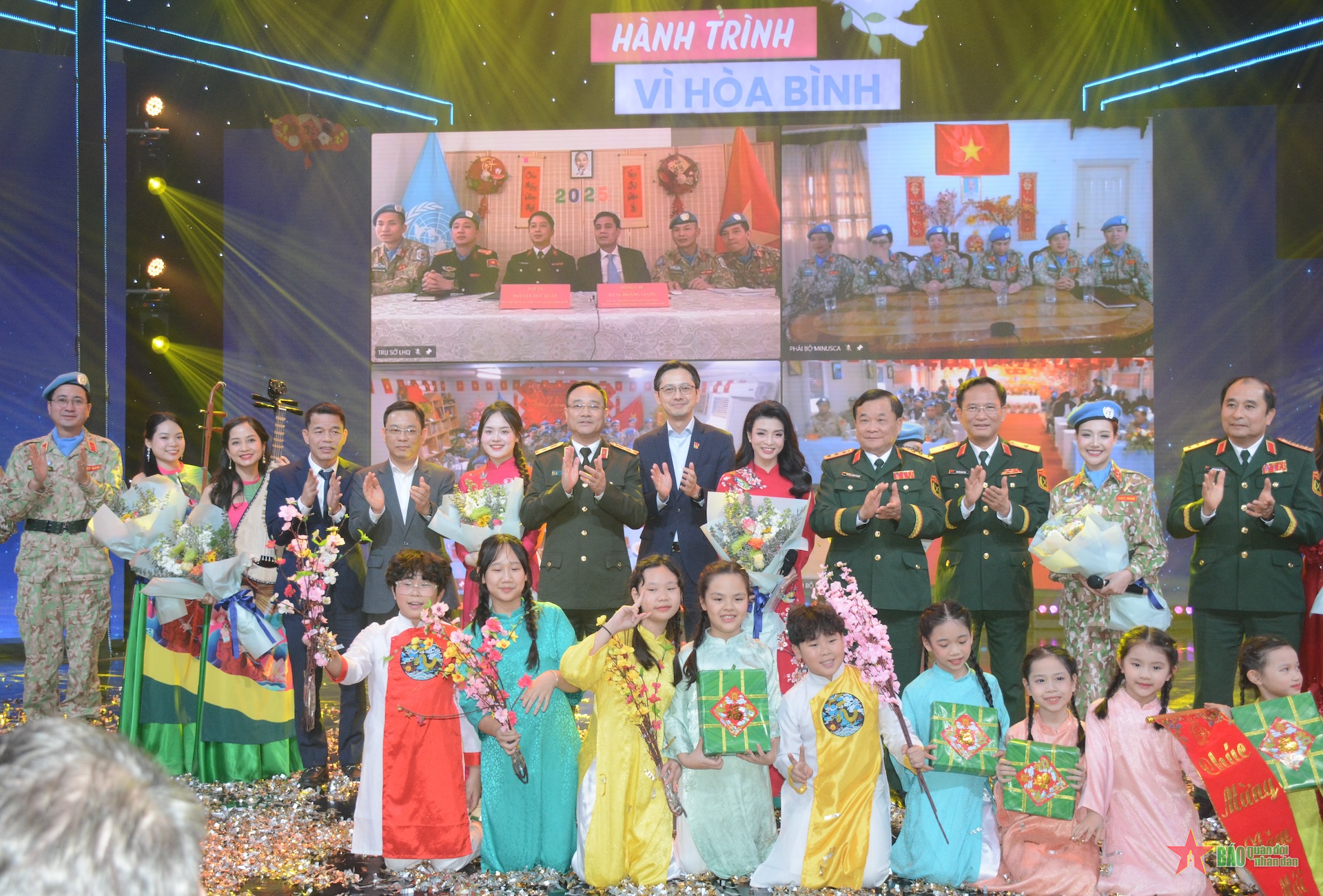 Mang hơi ấm Tết quê hương đến với các chiến sĩ mũ nồi xanh