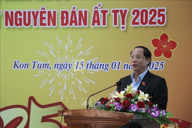 Phó chủ tịch Quốc hội Trần Quang Phương tặng quà đoàn viên, người lao động tại tỉnh Kon Tum