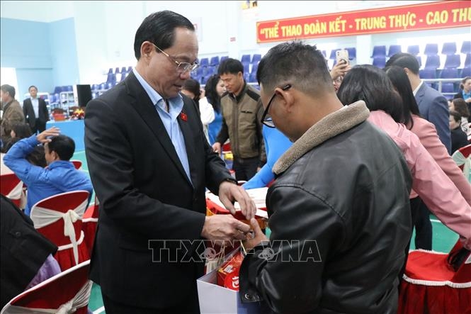 Phó chủ tịch Quốc hội Trần Quang Phương tặng quà đoàn viên, người lao động tại tỉnh Kon Tum