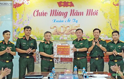 View - 	Thượng tướng Lê Quang Minh kiểm tra, chúc Tết các đơn vị phía Nam