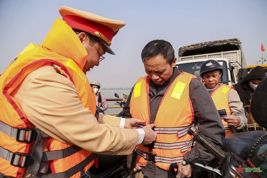 Bảo đảm an toàn giao thông đường thủy trên các tuyến sông Đà, sông Hồng