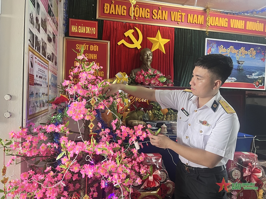 Tết sớm nhà giàn