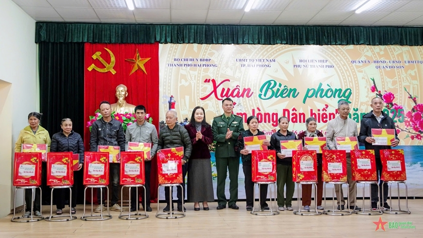 Trao 150 suất quà trong chương trình “Xuân Biên phòng ấm lòng dân biển”