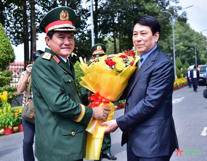 Chủ tịch nước Lương Cường thăm, chúc Tết lực lượng vũ trang Quân khu 9