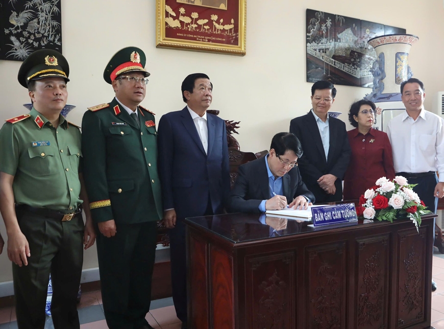 Chủ tịch nước Lương Cường thăm, chúc Tết lực lượng vũ trang Quân khu 9
