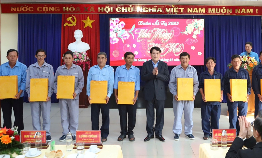 Chủ tịch nước Lương Cường thăm, chúc Tết Đảng bộ, chính quyền và nhân dân tỉnh An Giang