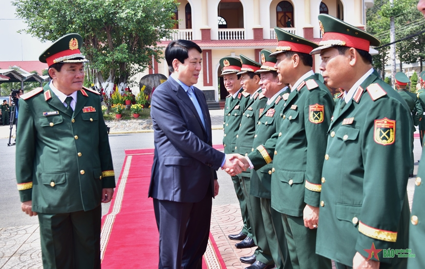 Chủ tịch nước Lương Cường thăm, chúc Tết lực lượng vũ trang Quân khu 9