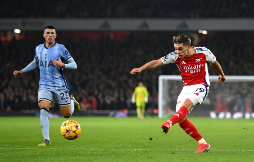 Arsenal đánh bại Tottenham với tỉ số 2-1.
