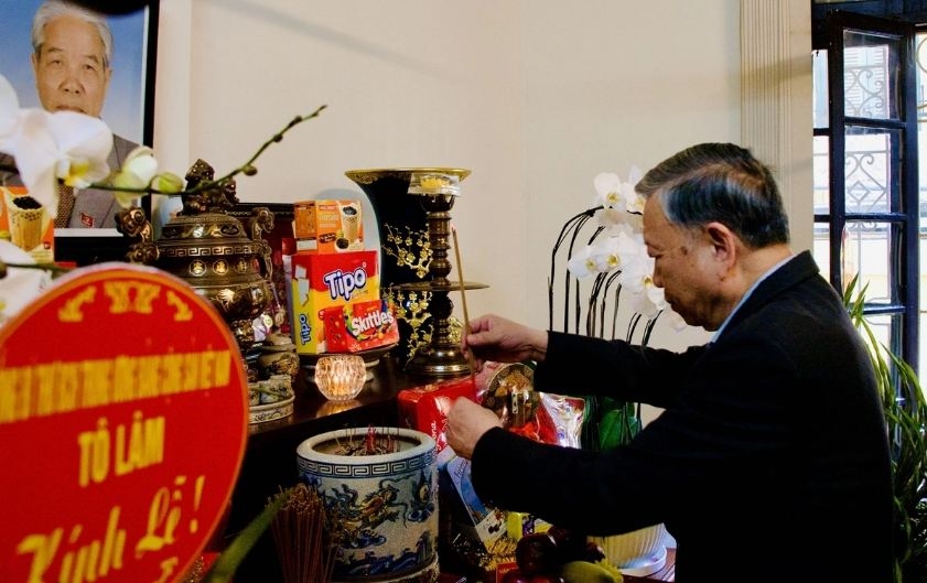 Tổng Bí thư Tô Lâm thắp hương tưởng niệm các đồng chí nguyên lãnh đạo Đảng, Nhà nước