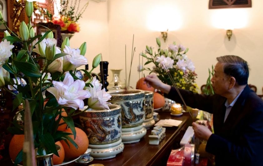 Tổng Bí thư Tô Lâm thắp hương tưởng niệm các đồng chí nguyên lãnh đạo Đảng, Nhà nước