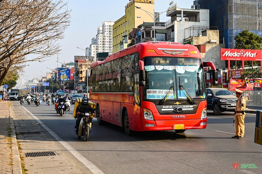 Tăng cường xử lý xe khách chạy "rùa bò" gây ùn tắc dịp giáp Tết