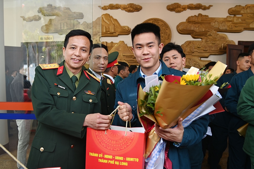 Thành phố Hạ Long (Quảng Ninh) đón quân nhân hoàn thành nghĩa vụ quân sự trở về địa phương