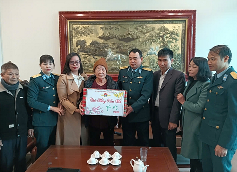 Sư đoàn 363 thăm, chúc Tết gia đình chính sách tại Hải Phòng