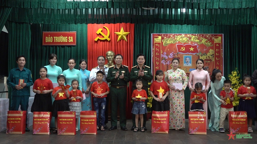 Đại tướng Nguyễn Tân Cương kiểm tra, chúc Tết tại Trường Sa