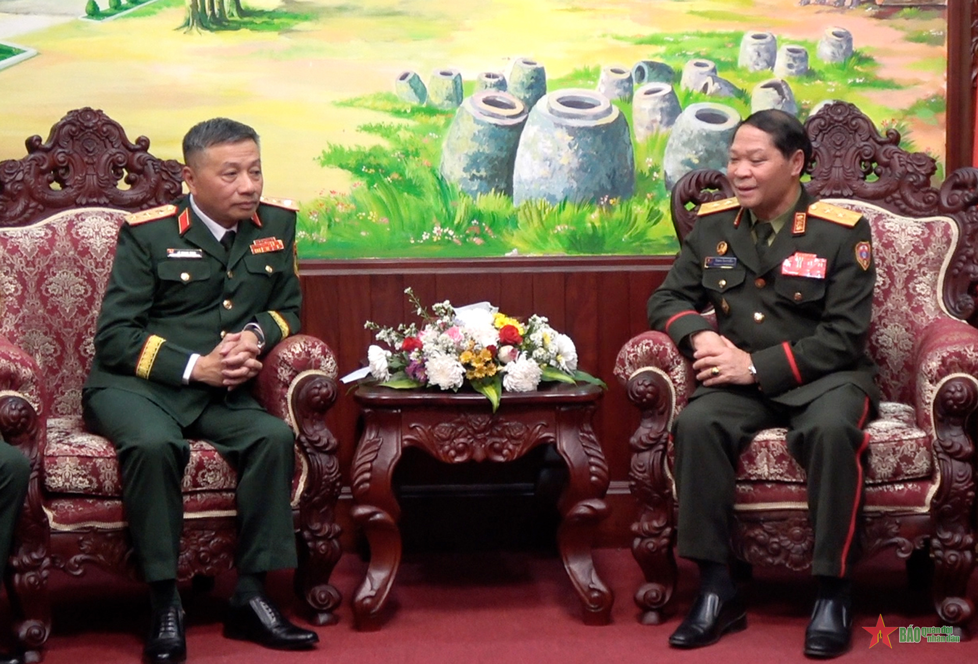 Tăng cường hợp tác công tác Đảng, công tác chính trị giữa quân đội hai nước Việt Nam - Lào