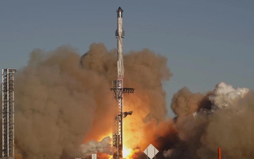 Tên lửa phóng tàu vũ trụ của SpaceX phát nổ, gây gián đoạn giao thông hàng không