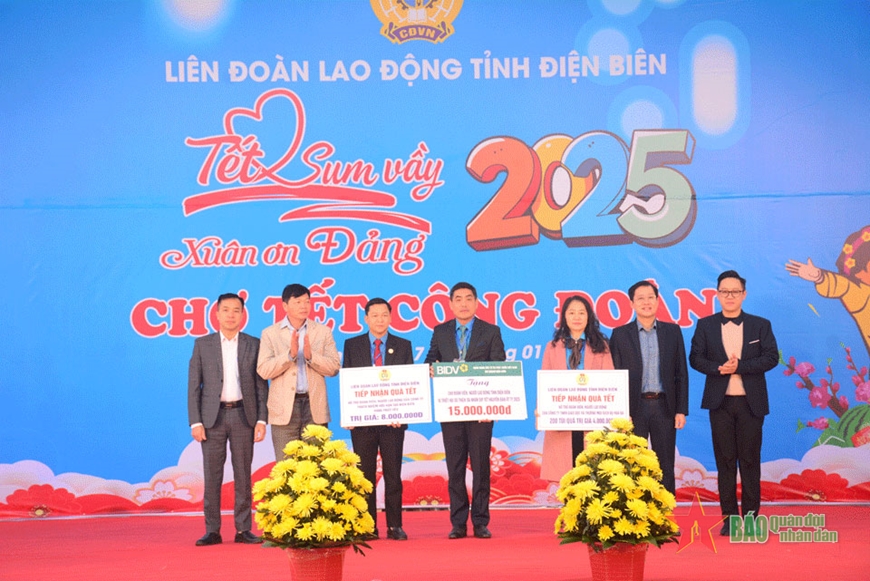Điện Biên: Trao 3.000 phần quà tặng đoàn viên công đoàn, người lao động