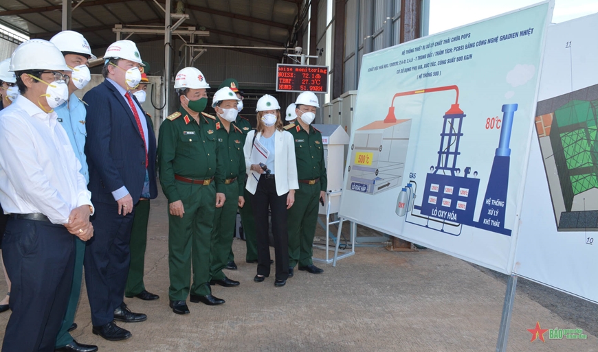 Thượng tướng Hoàng Xuân Chiến kiểm tra tiến độ xử lý dioxin tại sân bay Biên Hòa