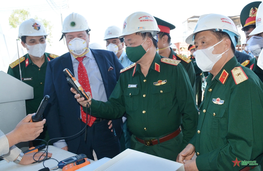 Thượng tướng Hoàng Xuân Chiến kiểm tra tiến độ xử lý dioxin tại sân bay Biên Hòa