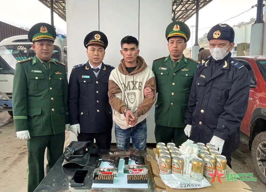 Khởi tố vụ án hình sự về hành vi “Vận chuyển trái phép vũ khí quân dụng”