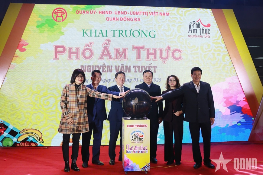 Hà Nội: Tuyến phố ẩm thực Nguyễn Văn Tuyết chính thức khai trương