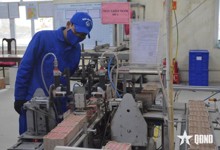 Sản xuất pháo hoa giàn phun ở Nhà máy Z121