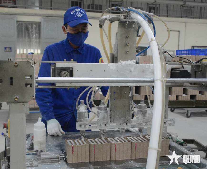 Sản xuất pháo hoa giàn phun ở Nhà máy Z121