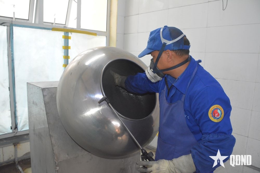 Sản xuất pháo hoa giàn phun ở Nhà máy Z121