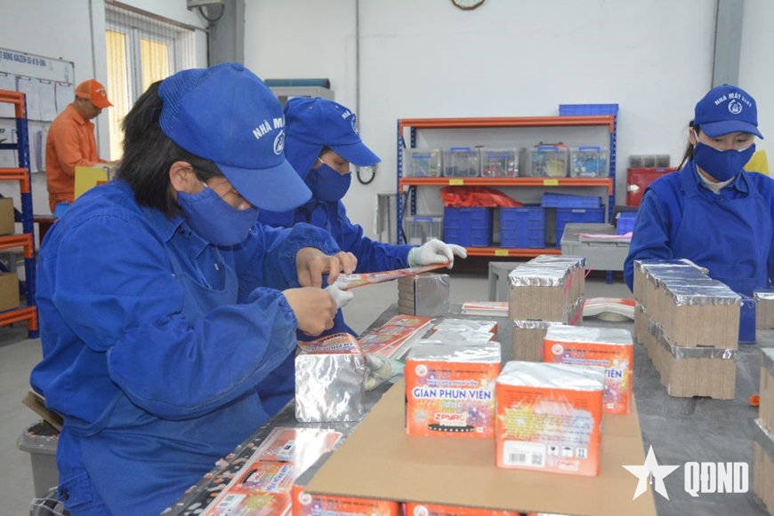 Sản xuất pháo hoa giàn phun ở Nhà máy Z121