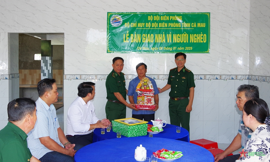Bộ đội Biên phòng Cà Mau mang Tết đến với người dân nghèo miền biển