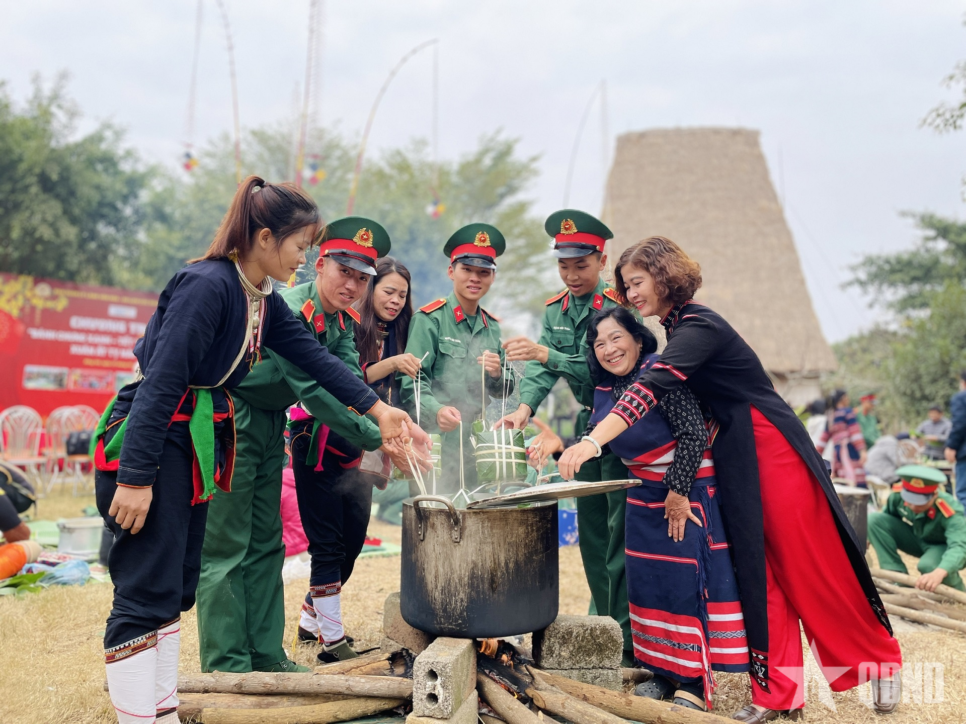 Gần 700 suất quà được trao tại chương trình “Bánh chưng xanh - Tết vì người nghèo” 2025
