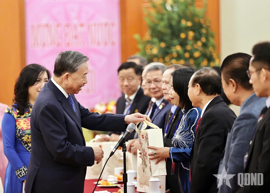 Tổng Bí thư Tô Lâm tiếp đoàn kiều bào tiêu biểu tham dự chương trình Xuân Quê hương 2025
