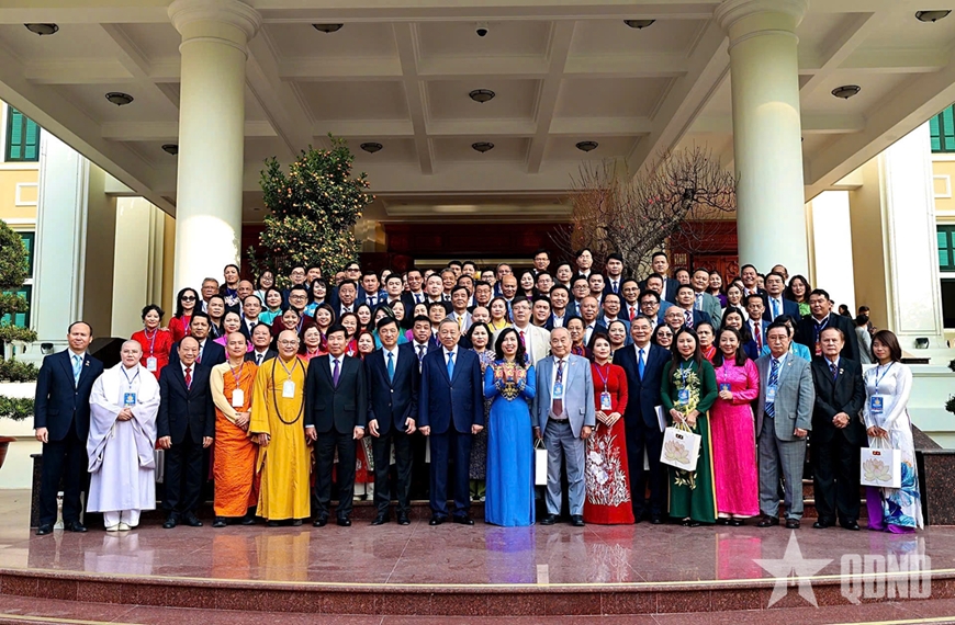 Tổng Bí thư Tô Lâm tiếp đoàn kiều bào tiêu biểu tham dự chương trình Xuân Quê hương 2025