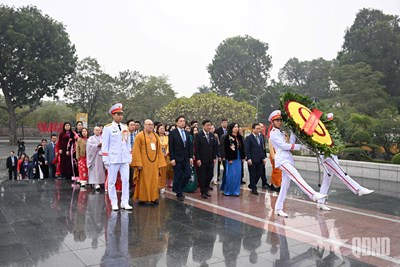 View - 	Đoàn kiều bào tiêu biểu vào Lăng viếng Chủ tịch Hồ Chí Minh