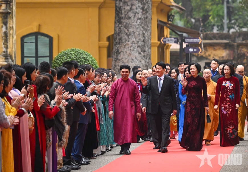 Chủ tịch nước Lương Cường và đoàn kiều bào tiêu biểu dâng hương tại Hoàng Thành Thăng Long