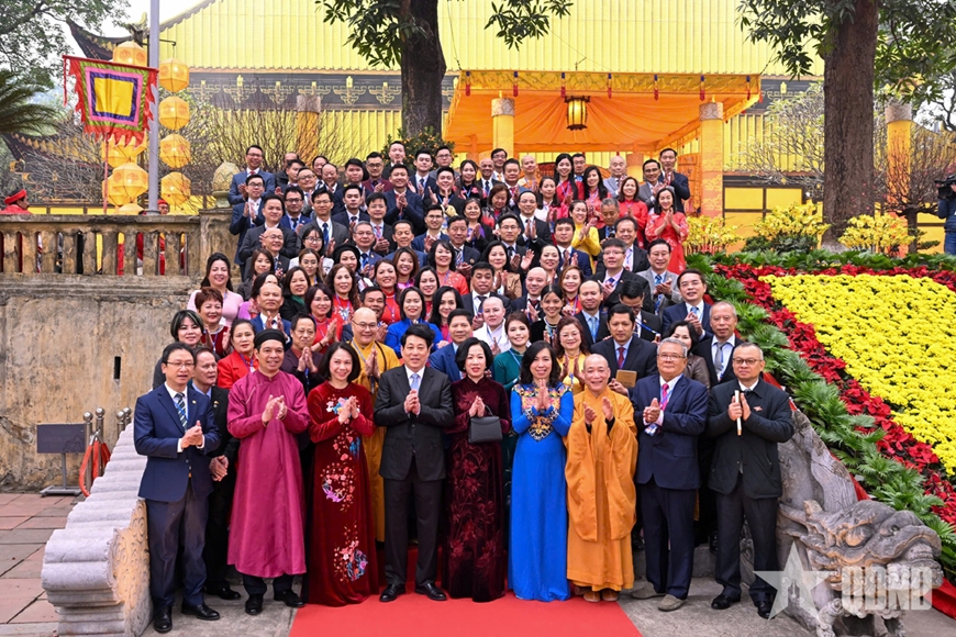 Chủ tịch nước Lương Cường và đoàn kiều bào tiêu biểu dâng hương tại Hoàng Thành Thăng Long
