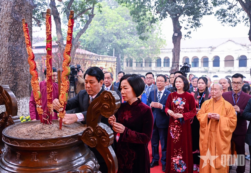 Chủ tịch nước Lương Cường và đoàn kiều bào tiêu biểu dâng hương tại Hoàng Thành Thăng Long