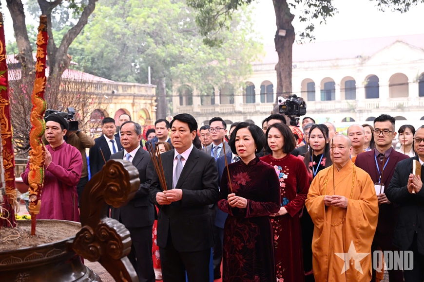 Chủ tịch nước Lương Cường và đoàn kiều bào tiêu biểu dâng hương tại Hoàng Thành Thăng Long