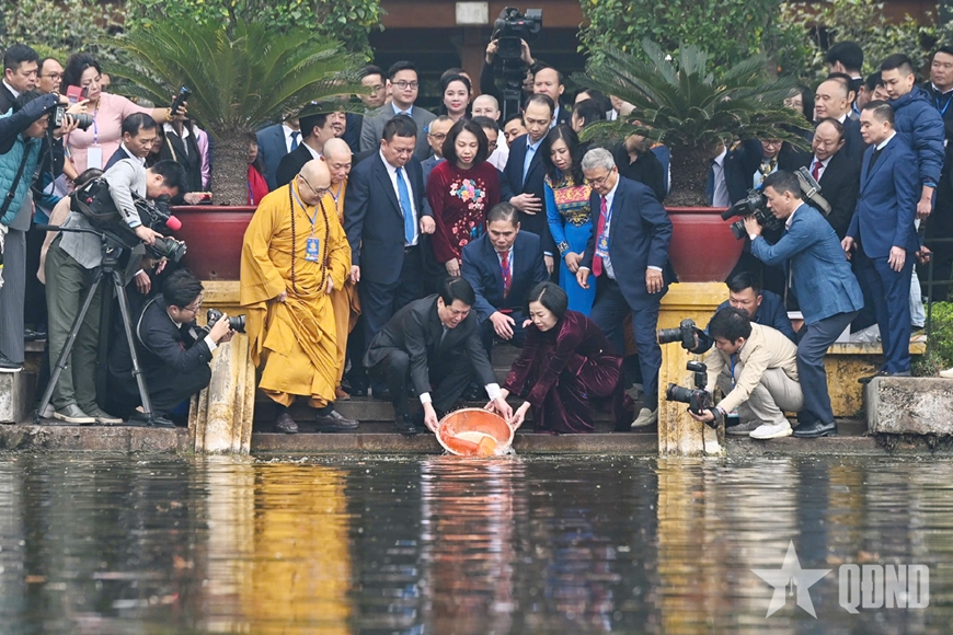 Chủ tịch nước Lương Cường cùng đại biểu kiều bào thả cá chép tiễn ông Công, ông Táo