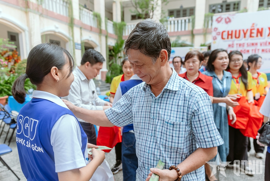 TP Hồ Chí Minh: Nhiều chuyến xe miễn phí đưa sinh viên về quê đón Tết