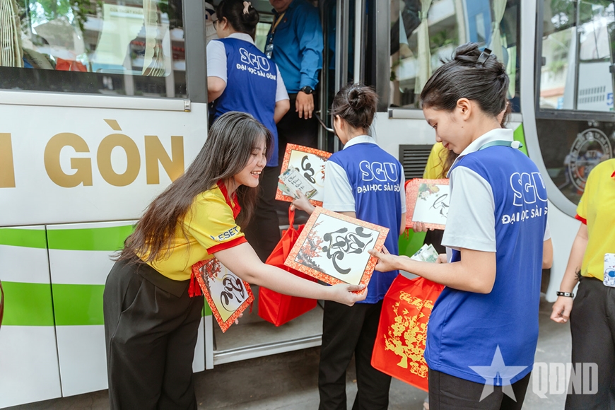 TP Hồ Chí Minh: Nhiều chuyến xe miễn phí đưa sinh viên về quê đón Tết