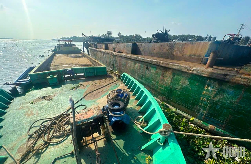 Sóc Trăng: Bắt quả tang 2 tàu vỏ thép mua bán “cát lậu” trên sông Hậu