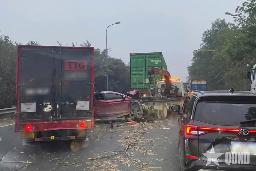 Hà Nội: Tai nạn liên hoàn trên Đại lộ Thăng Long