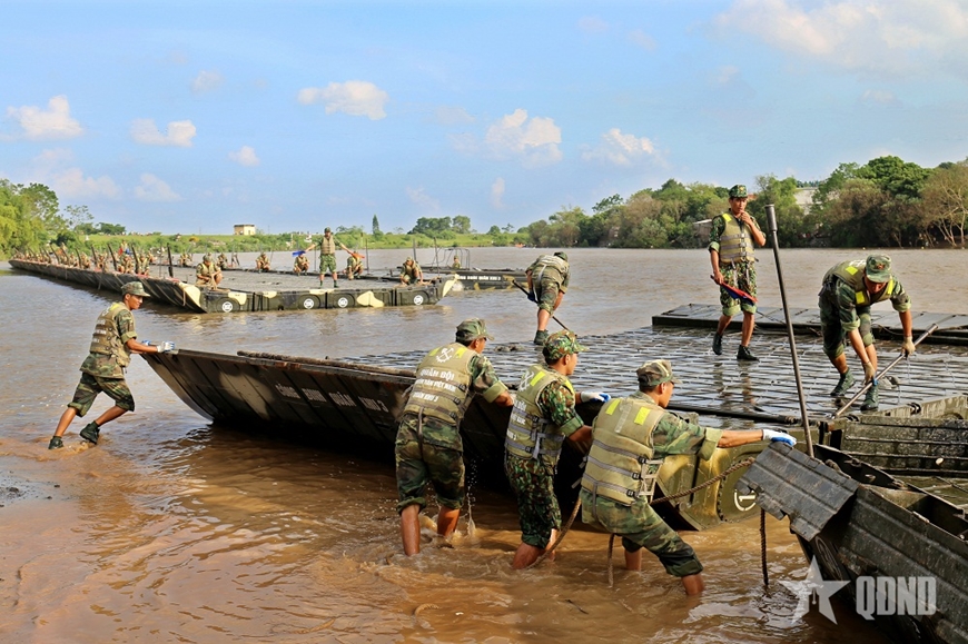 Bộ đội Công binh “Vui xuân mới không quên nhiệm vụ”