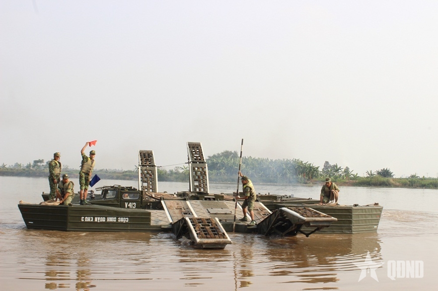 Bộ đội Công binh “Vui xuân mới không quên nhiệm vụ”